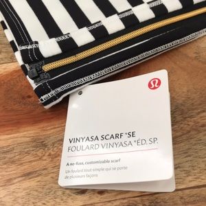Lululemon Vinyasa Scarf black and white